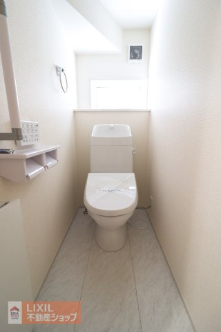 【トイレ】現地完成写真。温水洗浄暖房便座付き。小窓がついており採光と換気ができるようになっています。2階にもトイレがございます。