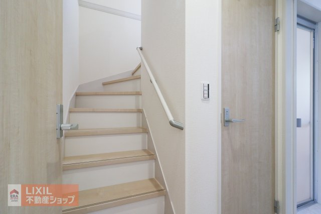 【内装】階段は手すりもあり、段差が少なく妊婦さんからお子様や高齢者も安心です。