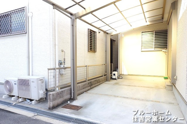 敷地内にある屋根付きの駐車場です！