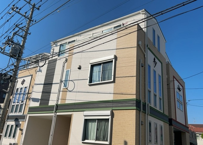 バルコニーは、室外の専用スペースのうち、「屋根がなく開放された空間」であるものを指します。ベランダより広いタイプのものが多く、日当たりもよいため家庭菜園などを楽しみたい人にとって適した環境となります。