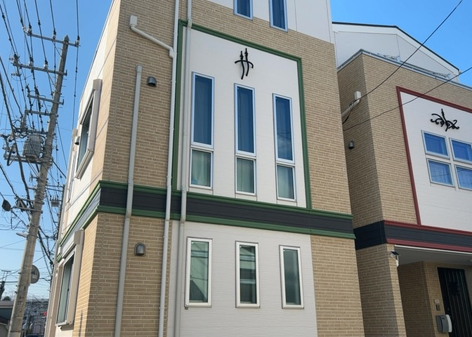 木造住宅とは土台、壁、柱など建築物の強度を支える構造体の材に木が使用されている構造を指します。構造体は建物の自重を支えるだけではなく風圧や水圧、積裁荷重などあらゆる衝撃に耐えるための基礎です。
