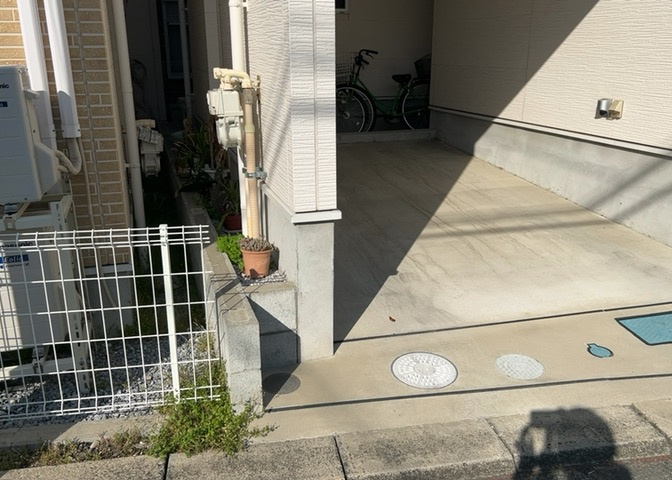 床下換気口は、床下に湿気がこもることを防ぎ、効果的に換気を行うために設置されています。床下換気口が設置されていない建物は、基礎パッキング工法などにより換気を行なっています。詳細は現地でご確認ください。
