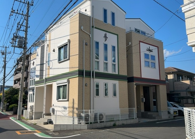 南側道路の場合は長い時間光を入れ込むことができるため、庭やリビングを道路側に持ってくることが多く土地価格も高い傾向にあります。一方北側道路だとリビングや庭が南側になりプライバシーを守ることができます。