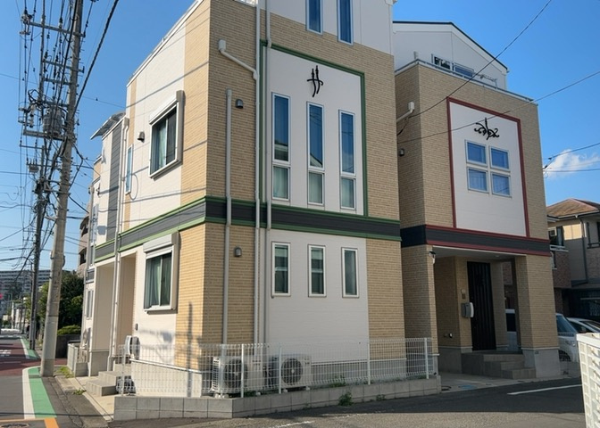 東側道路の場合は居室を南向きに設計しやすいため、朝日が入りやすいというメリットがあります。一方、西側道路も東側同様に居室を南向きに設計しやすいのですが、住宅地だと朝日が入りにくいという弱点があります。