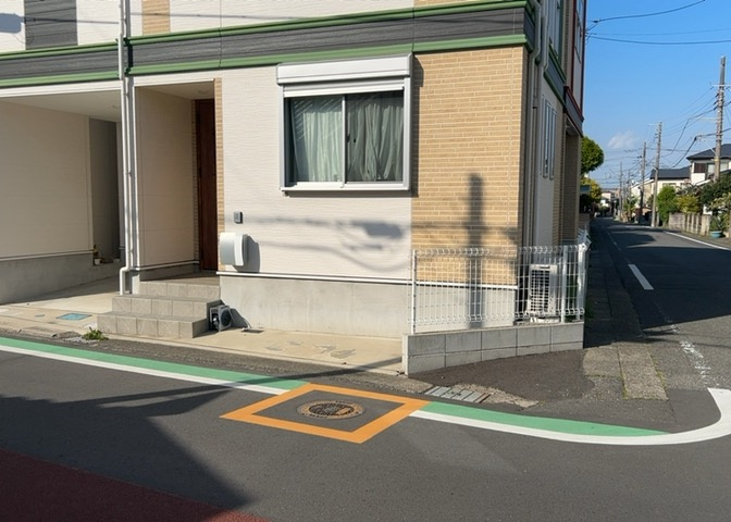 庭のある家に住むことのメリットとして、子どもたちの遊び場を確保できること、ガーデニングや家庭菜園を楽しめること、明るさを確保できることがあります。また、配置を工夫することでプライバシーが確保できます。