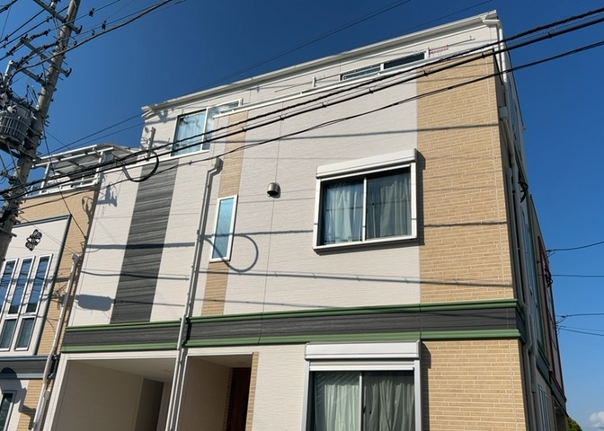 バルコニーは、建物内から室外へ楽に出入りできる便利なスペースです。また、バルコニーには手すりを付けることが義務付けられており、手すりの高さは110cm以上で施工することが建築基準法で定められています。