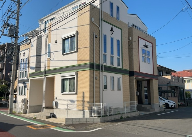 住宅用の土地では前面道路に2m以上接していなければならないと法律で定められています。しかし、お持ちの車のサイズやライフスタイルなどにより、2mでは利便が悪い場合もございますので、事前に確認しましょう。