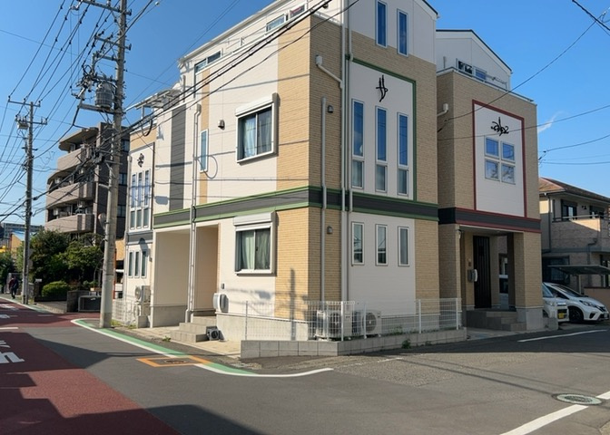 道幅が広い場所は日当たりや風通が良好です。幅が広いのですれ違いも可能ですし大きな車でも駐車可能！一方で、大型車が通ることも多くなるため交通量の増加により騒音に繋がります。また土地の値段が高くなります。