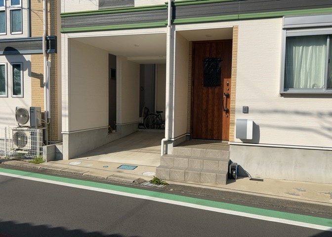 駐車場と明記されていても、最小スペースでつくられた駐車場だと大型車は駐車できなかったり、出入りしにくくなったりする可能性があります。お車のサイズと購入したい物件の駐車場のサイズを現地で確認しましょう。