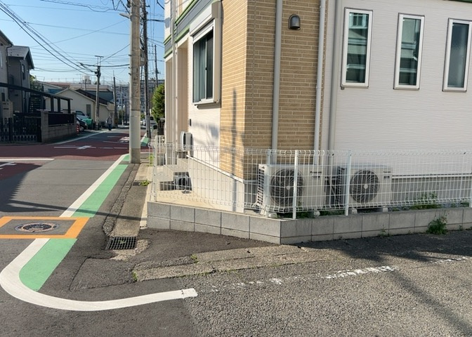 庭があることでガーデニングや家庭菜園はもちろん、こどもの遊び場やペットを放して遊ぶことができます。また、家の周囲に余裕があるということです。隣地との間があれば、十分な日当たりと、風通しが確保できます。