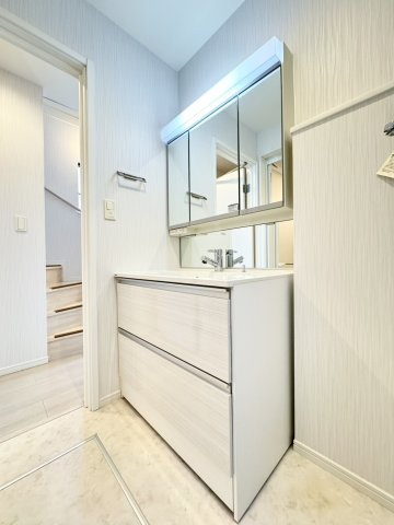 清潔感のある洗面スペース。朝の身支度や帰宅後の手洗いなど、家族で使いやすい動線を確保しています。収納スペースもあり、タオルや日用品もすっきり整理できます。