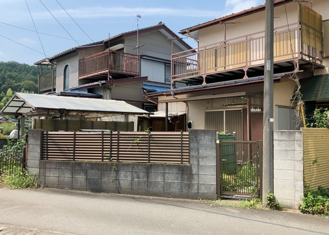 土地の面積＝住宅面積ではありません。建ぺい率の問題などで、土地のある場所によって住宅を建てられる面積は限られています。高さもしかり、「土地」という言葉の中には、建築条件も含まれると考えておきましょう。