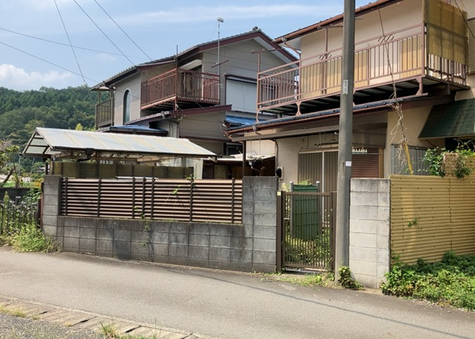家を建てる場合、方位は要チェックです。現実的に日当たりのよい家ならばリビングは南側、建築基準法でも北側に当たる家への配慮は求められています。土地を見学に行く際は、方位磁針を持って行くようにしましょう。