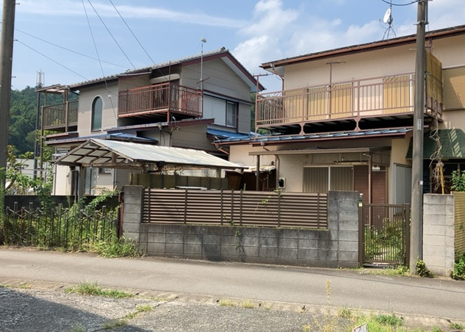 土地の前の道路に消火栓が設置されていることがあります。この場合、道路交通法第45条第1項により、駐車禁止の場所が指定されています。そのため、車庫などの駐車スペースをつくることができない場合があります。