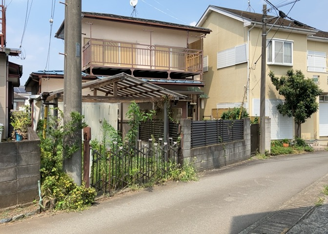 現地に行くなら、物件の周囲の地形がどうなっているかを見ることも大切です。周辺より低くなっている土地では、大雨などで水が集まりやすいため、地盤が弱くなっているということも考えられるため、注意が必要です。