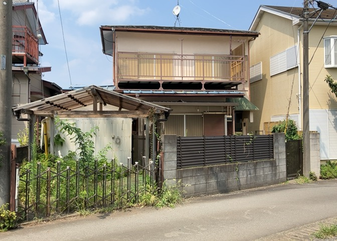 土地購入を検討されている場合、境界杭がない状態で購入してしまうと境界確定測量をする必要があり、費用がかかります。購入の前に、売主、隣土地所有者立ち合いのもと境界を確定し境界杭を設置するのがベストです。