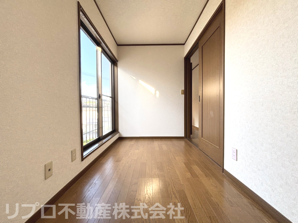 2階洋室4帖は、南西向きの明るいお部屋！コンパクトながらも風通し良く書斎や子供部屋としても良いです！