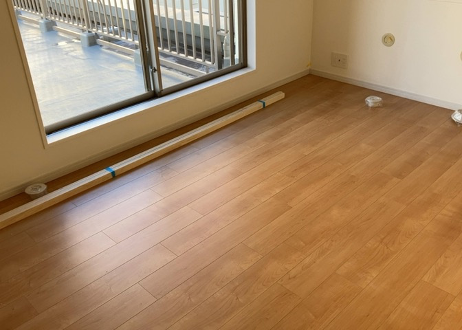 洋室のメリットは重い家具が置きやすく、身の回りが整理しやすいことです。　床がフローリングのため畳とは異なり凹みにくいです。　クローゼットなど収納が豊富で、普段使わない旅行カバンや服の整頓も簡単にです。