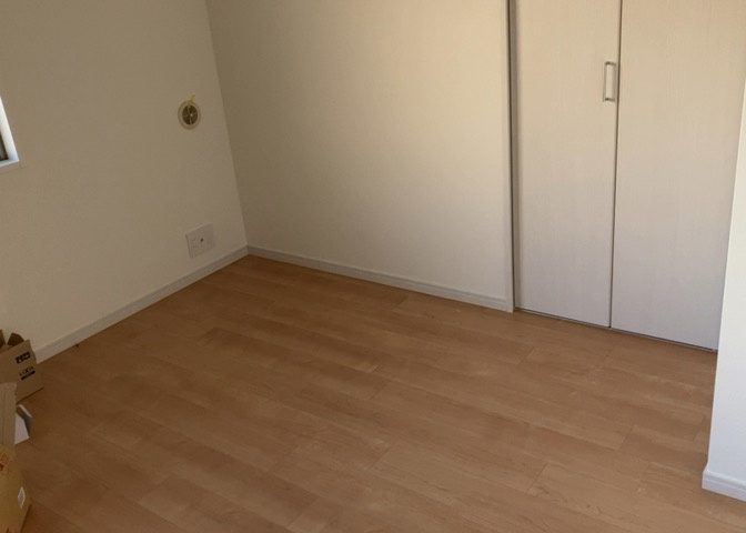 寝室でゆっくりと過ごすためにはベッド周りの適度な空間を担保することや窓の位置、照明の明るさ、寝室の広さなどを考える必要があります。自身や家族の構成とライフスタイルに併せて寝室にする部屋を選びましょう！