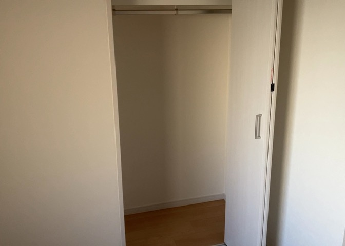 デザイン性を重視しすぎて収納が少なかった！なんてことにならないため、事前に現地で収納の数を確認しておくことをお勧めします。クローゼット以外にも床下収納や屋根裏収納、パントリーなどもチェックしましょう。