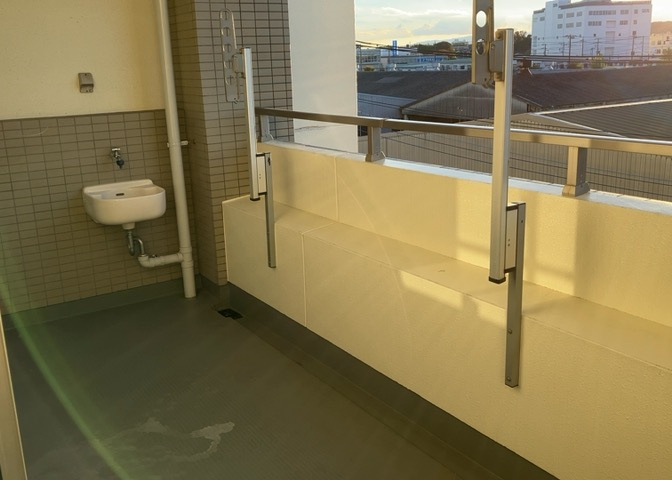 バルコニーは、室外の専用スペースのうち、「屋根がなく開放された空間」であるものを指します。ベランダより広いタイプのものが多く、日当たりもよいため家庭菜園などを楽しみたい人にとって適した環境となります。
