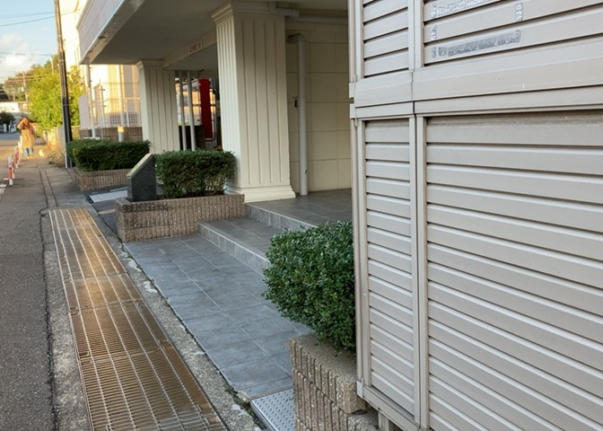 中庭（パティオ）とは、一つの建築物の内部に設けられた、壁などで囲われている庭のことを指します。コの字型、ロの字型が主流ですが、L字型の中庭もあります。最近では、インテリア性の高さからも人気があります。