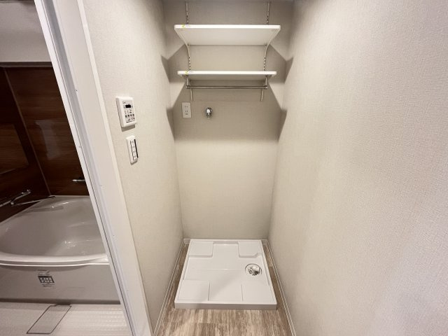 洗濯機置き場上部にも収納があります