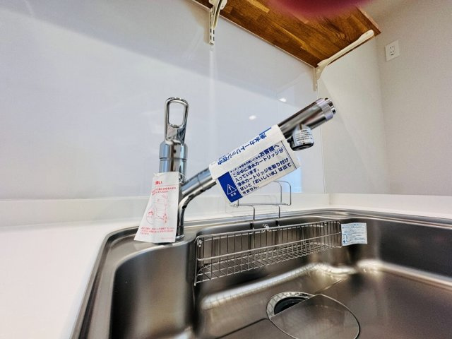 【カートリッジ式浄水器内蔵水栓】蛇口一体型でシンク周りはスッキリ。お料理にも手軽に美味しい浄水を。