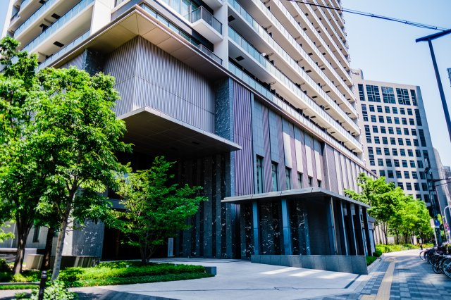 【エントランス外観】敷地内は綺麗に管理されています。横断歩道を渡ってすぐセブンイレブンもございます！