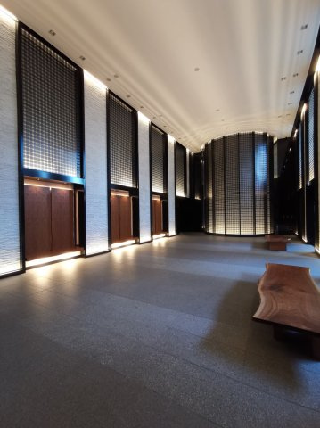 【ネイチャーアートホール】重厚な佇まい。「光の壁」と、それに相対する列柱でシンメトリーな空間を構成。