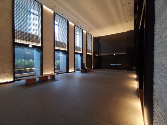 【ネイチャーアートホール】中庭を覗き込む大きな窓、その上部から自然光がやさしく差し込みます！