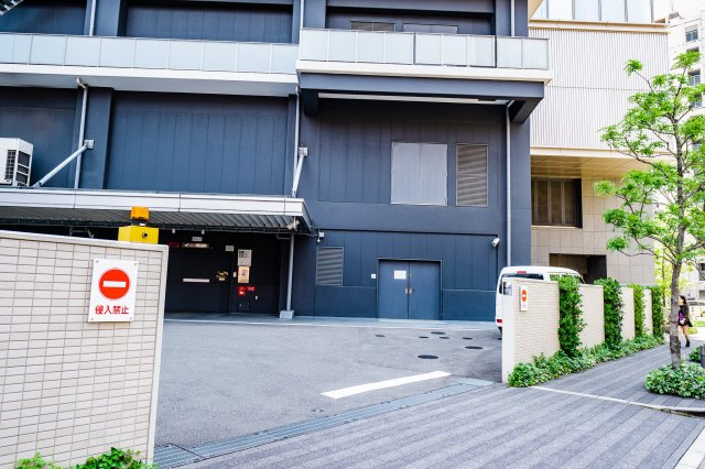 【敷地内駐車場】きちんと整備されたきれいな駐車場です！十分な広さがあり、車の出し入れもスムーズ！