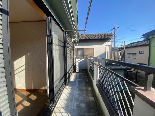 日中の長い時間、日が差し込む南面バルコニー。洗濯物がカラッと乾きます。　