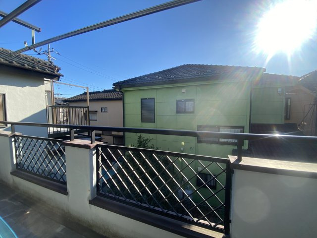 周囲に高い建物がなくのびやかな眺望が広がる心地よい住環境。窓を開ければ自然の風が通り抜け開放感ある暮らしを楽しめます。　