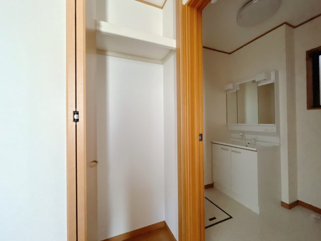 ■収納｜洗面室の横には収納をご用意しています♪大きな物もしっかり収納できますので安心です♪
