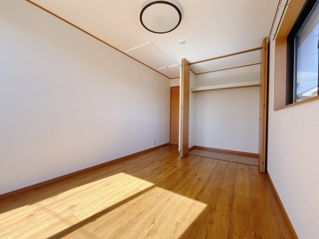 ■2階洋室｜お子様の一人部屋にピッタリな洋室。木のぬくもりを感じるフローリングは、天然木の味わいが時とともに深みを増していきます。また、傷にも強く、フリーワックスでお手入れもラクラクです♪