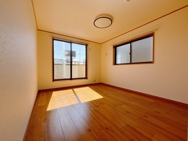 ■2階洋室｜2階洋室には大きな窓をご用意しています。日中はあたたかな日差し差し込み自分時間も充実できますね＾＾
