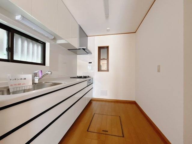 ■キッチン｜ワークトップの幅が広く、お子様といっしょにお料理をつくったり、ちょっとしたパーティーも楽しめます。フラットなのでお掃除がしやすいのもポイントです♪