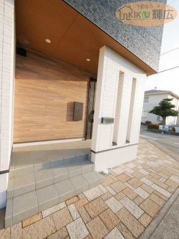 玄関前には目隠しの壁付ですので、出入りされる際には人目が気になりません。　玄関横に宅配ボックス埋め込み付きですので、室内で荷物の出し入れができます。　