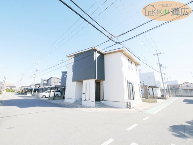 南西、北東の角地です。近隣大きな建物がございませんので陽当たり良好な立地です。　また、閑静な住宅地ですので落ち着いて生活ができます。