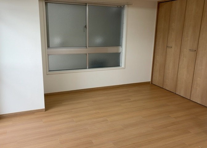 寝室でゆっくりと過ごすためにはベッド周りの適度な空間を担保することや窓の位置、照明の明るさ、寝室の広さなどを考える必要があります。自身や家族の構成とライフスタイルに併せて寝室にする部屋を選びましょう！