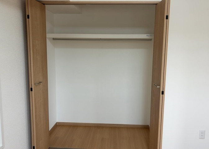 デザイン性を重視しすぎて収納が少なかった！なんてことにならないため、事前に現地で収納の数を確認しておくことをお勧めします。クローゼット以外にも床下収納や屋根裏収納、パントリーなどもチェックしましょう。