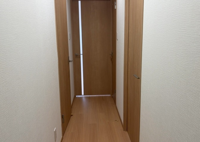 内装はとにかくおしゃれなものがいい！と選ぶ前に、まず住んだ後のことを想像してみましょう。住んでみたらコンセントの位置が悪くて使いにくいなど出てきます。事前にどの家電をどこに置くか想定しておきましょう。