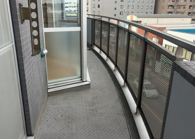 バルコニーは、室外の専用スペースのうち、「屋根がなく開放された空間」であるものを指します。ベランダより広いタイプのものが多く、日当たりもよいため家庭菜園などを楽しみたい人にとって適した環境となります。