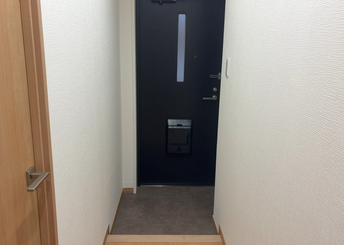 玄関は家の顔でもあり、家族以外の目にも止まる場所です。玄関は外との間を仕切る扉、靴などをしまっておく収納スペース、靴脱ぎのたたきスペース、来客とのやり取りをするドアホンなど複数のアイテムからなります。