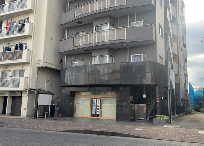 車一台あたりに必要なスペースは、標準サイズの普通自動車で横幅2m50cm、長さ5mは必要になります。ただし、乗降のことも考慮して横幅3m30cm、長さ5m50cmほどは確保できるところを選びましょう。