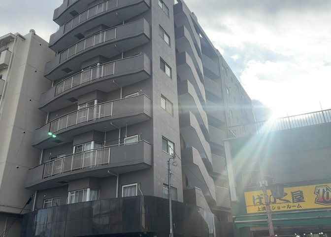 駐車場と明記されていても、最小スペースでつくられた駐車場だと大型車は駐車できなかったり、出入りしにくくなったりする可能性があります。お車のサイズと購入したい物件の駐車場のサイズを現地で確認しましょう。