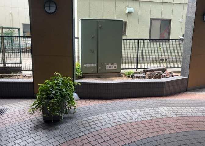 中庭（パティオ）とは、一つの建築物の内部に設けられた、壁などで囲われている庭のことを指します。コの字型、ロの字型が主流ですが、L字型の中庭もあります。最近では、インテリア性の高さからも人気があります。