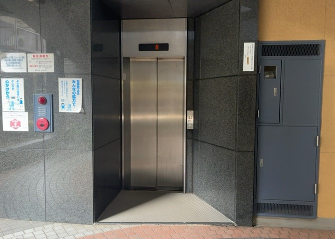 共有部分は、住民なら誰もが使える設備のこと。例えば駐車場やエレベーター、インターネット設備、セキュリティ設備などがあります。他にも、マンションの廊下・外部階段やエントランス・ゴミ置き場などがあります。