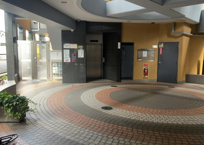 ロビーというと、エントランスと何がちがうの？と思いますよね。実はロビーとエントランスには明確な決まりはありません。物件によっては、エントランスを入って広がるある程度の広さのある空間がロビーとなります。